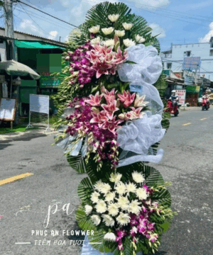 kệ hoa chia buồn lan tím hoa ly hồng cúc trắng thiết kế sang trọng trang nghiêm dùng trong tang lễ thể hiện sự kính viếng và chia sẻ nỗi mất mát cùng gia quyến