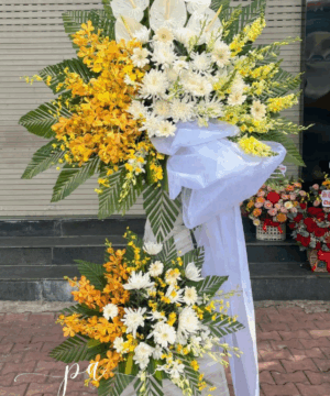 kệ hoa chia buồn lan mokara vàng cúc trắng môn trắng thiết kế trang nghiêm sang trọng dùng trong tang lễ gửi lời kính viếng và chia buồn sâu sắc cùng gia quyến