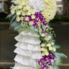 kệ hoa chia buồn vòng tròn hoa cúc trắng lan tím trang nghiêm sang trọng phong cách hiện đại dùng trong tang lễ gửi lời thành kính phân ưu sâu lắng và trang trọng