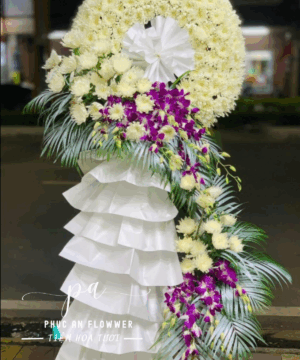 kệ hoa chia buồn vòng tròn hoa cúc trắng lan tím trang nghiêm sang trọng phong cách hiện đại dùng trong tang lễ gửi lời thành kính phân ưu sâu lắng và trang trọng
