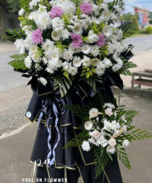 kệ hoa chia buồn cúc trắng cúc tím thiết kế sang trọng giấy gói đen trang nghiêm dùng trong tang lễ gửi lời kính viếng và chia buồn sâu sắc đến gia đình người đã khuất