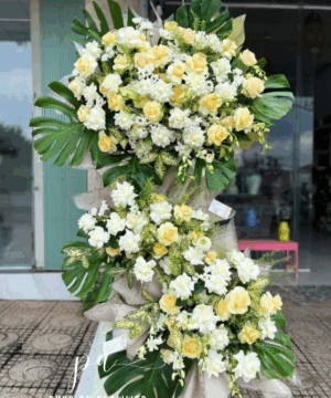 Kệ hoa chia buồn hoa hồng kem trắng hai tầng trang nghiêm, thiết kế sang trọng phù hợp viếng tang lễ