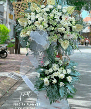 Kệ hoa chia buồn tông trắng hai tầng hoa lan cúc môn trắng trang nghiêm, thiết kế sang trọng phù hợp viếng tang lễ