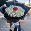 Bó hoa baby trắng cao cấp, hoa hồng đỏ trung tâm, hoa tỏ tình lãng mạn, hoa kỷ niệm tình yêu, hoa xin lỗi tinh tế, bó hoa tone đen sang trọng hiện đại