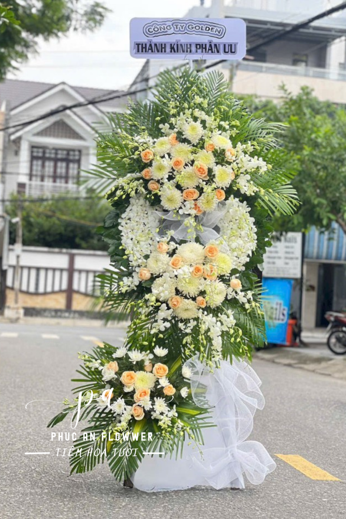 Kệ hoa chia buồn hai tầng hoa trắng phối hồng cam pastel, thiết kế trang nghiêm sang trọng phù hợp viếng tang lễ