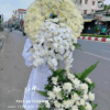 kệ hoa chia buồn hoa hồng trắng lan hồ điệp sang trọng trang nghiêm phong cách hiện đại dùng trong tang lễ gửi lời thành kính phân ưu sâu sắc và trang trọng