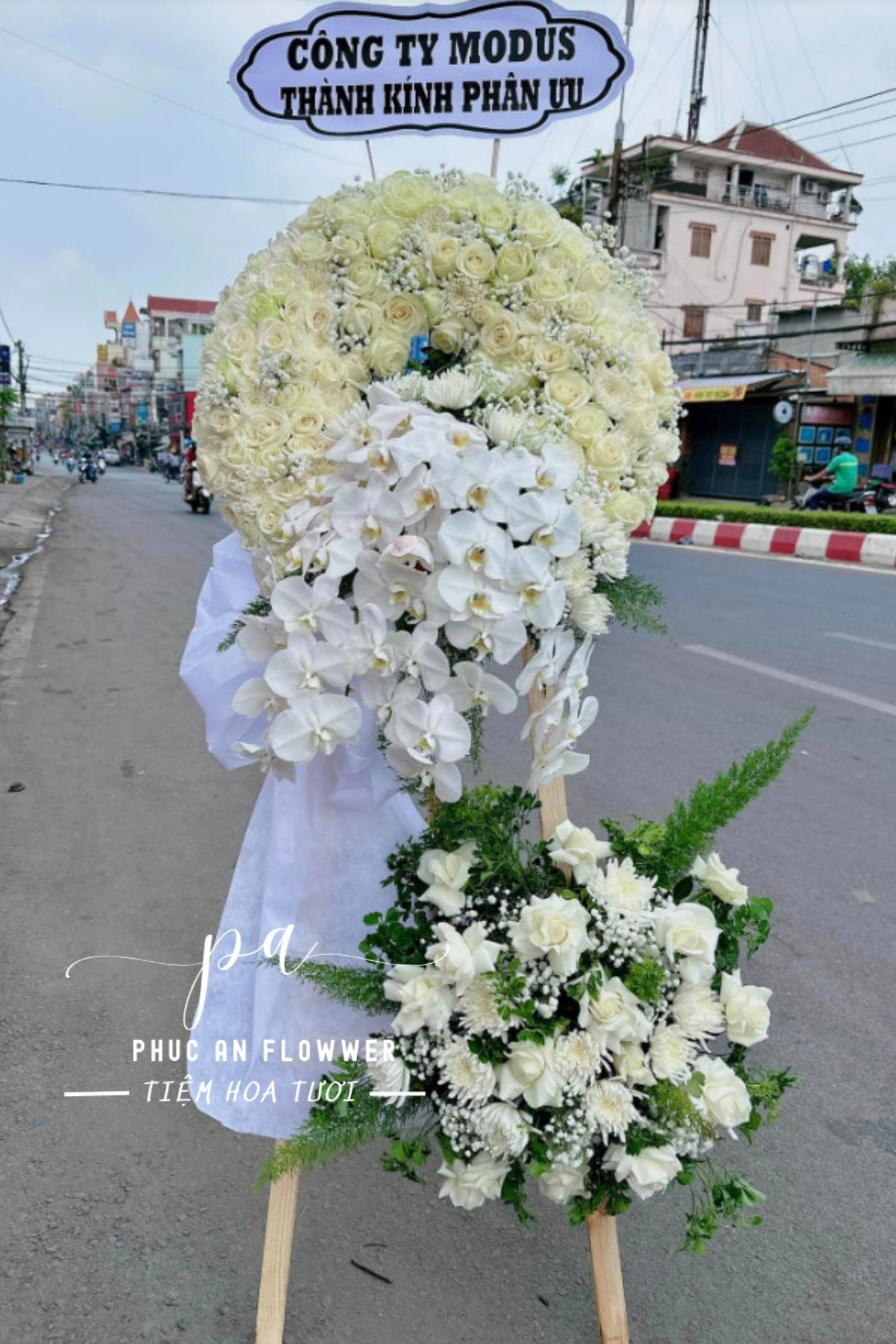 kệ hoa chia buồn hoa hồng trắng lan hồ điệp sang trọng trang nghiêm phong cách hiện đại dùng trong tang lễ gửi lời thành kính phân ưu sâu sắc và trang trọng