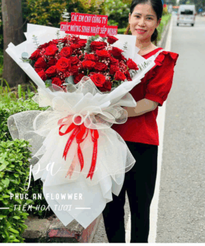 Bó hoa hồng đỏ sang trọng gói trắng cao cấp, thiết kế lớn chúc mừng sinh nhật sếp, lãnh đạo, đối tác với thông điệp thành công và thịnh vượng