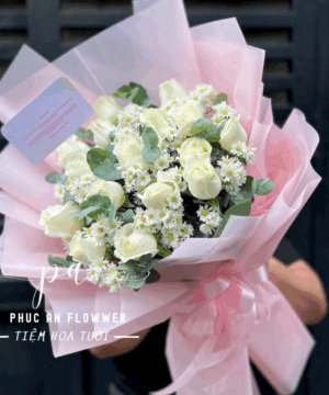 Bó hoa hồng kem và cúc tana trắng gói hồng pastel thanh lịch, phù hợp tặng sinh nhật, cảm ơn, thể hiện tình cảm dịu dàng và tinh khôi