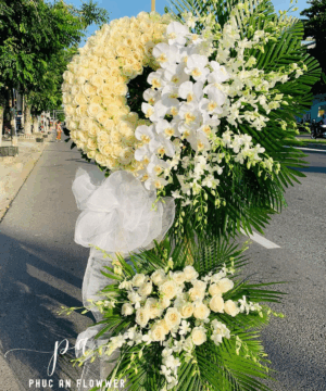 kệ hoa chia buồn vòng tròn hoa hồng kem lan hồ điệp trắng trang nghiêm sang trọng dùng trong tang lễ gửi lời kính viếng và chia buồn sâu sắc