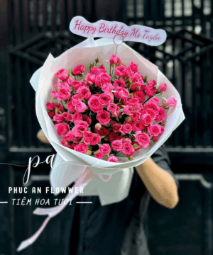 Bó hoa hồng chùm hồng đậm dáng tròn, gói giấy trắng thanh lịch, hoa tặng sinh nhật rực rỡ sang trọng và ý nghĩa