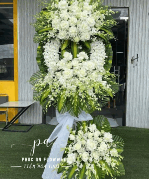 Kệ hoa chia buồn trắng, kệ hoa tang lễ cao cấp, hoa viếng đám tang trang trọng, kệ hoa hồng trắng lan trắng, hoa chia buồn tông trắng hiện đại