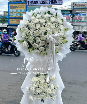 Kệ hoa chia buồn tông trắng trang nhã, hoa cúc trắng thành kính, vòng hoa tang lễ hiện đại, hoa viếng đám tang sang trọng, kệ hoa chia buồn tinh khôi, hoa tang lễ trang trọng, đặt hoa viếng giao nhanh.