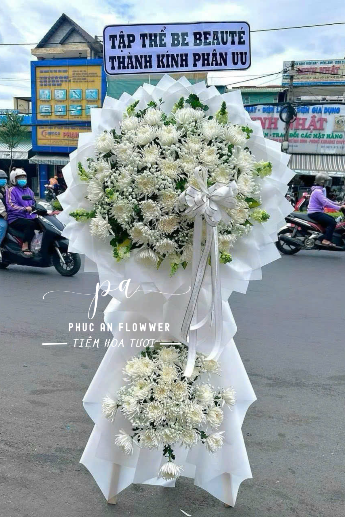 Kệ hoa chia buồn tông trắng trang nhã, hoa cúc trắng thành kính, vòng hoa tang lễ hiện đại, hoa viếng đám tang sang trọng, kệ hoa chia buồn tinh khôi, hoa tang lễ trang trọng, đặt hoa viếng giao nhanh.