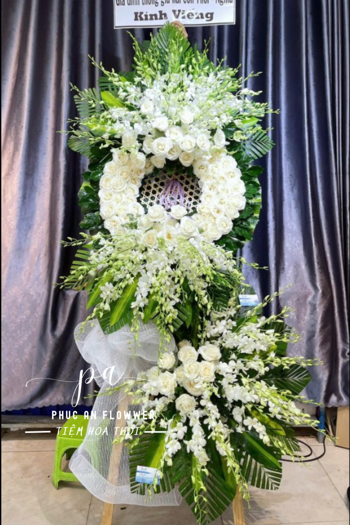 kệ hoa chia buồn vòng tròn hoa hồng trắng lan trắng sang trọng trang nghiêm phong cách hiện đại dùng trong tang lễ gửi lời kính viếng và phân ưu sâu sắc
