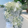Kệ hoa chia buồn lan hồ điệp trắng hai tầng, hoa tang lễ tông trắng trang nghiêm, kệ hoa viếng sang trọng thanh khiết, hoa chia buồn thiết kế hiện đại, đặt hoa tang lễ giao nhanh tận nơi