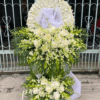 Kệ hoa chia buồn lan hồ điệp trắng vòng tròn cao cấp, hoa tang lễ tông trắng sang trọng, kệ hoa viếng đám tang hai tầng trang nghiêm, thiết kế hoa chia buồn thanh lịch giao nhanh tận nơi