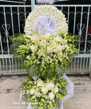 Kệ hoa chia buồn lan hồ điệp trắng vòng tròn cao cấp, hoa tang lễ tông trắng sang trọng, kệ hoa viếng đám tang hai tầng trang nghiêm, thiết kế hoa chia buồn thanh lịch giao nhanh tận nơi