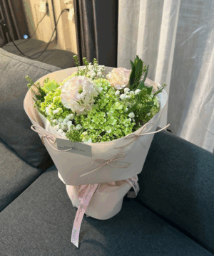 Bó hoa cẩm tú cầu xanh mix cát tường hồng pastel, hoa sinh nhật tone xanh nhẹ nhàng, bó hoa chúc mừng thanh lịch, hoa tươi phong cách hiện đại sang trọng