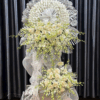 kệ hoa chia buồn vòng tròn hoa lan trắng hoa hồng kem trang nghiêm sang trọng dùng trong tang lễ gửi lời kính viếng và chia buồn sâu sắc
