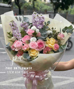 Bó hoa hồng pastel mix hoa tím và vàng kem, hoa sinh nhật tone nhẹ nhàng, bó hoa tặng người yêu phong cách hiện đại, hoa tươi phối màu thanh lịch sang trọng