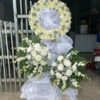 kệ hoa chia buồn vòng hoa hồng kem cúc trắng trang nghiêm thanh lịch dùng trong tang lễ gửi lời kính viếng và chia buồn sâu sắc
