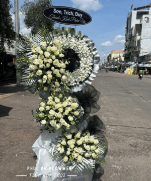 Kệ hoa chia buồn tông trắng, vòng hoa tang lễ hoa hồng trắng, kệ hoa viếng trang nghiêm cao cấp, hoa chia buồn hai tầng giao nhanh tận nơi
