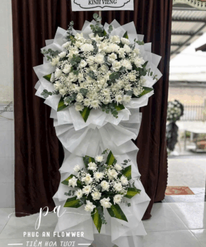 Kệ hoa chia buồn trắng trang nghiêm, vòng hoa tang lễ cao cấp, hoa viếng đám tang tông trắng, kệ hoa chia buồn hai tầng sang trọng giao tận nơi