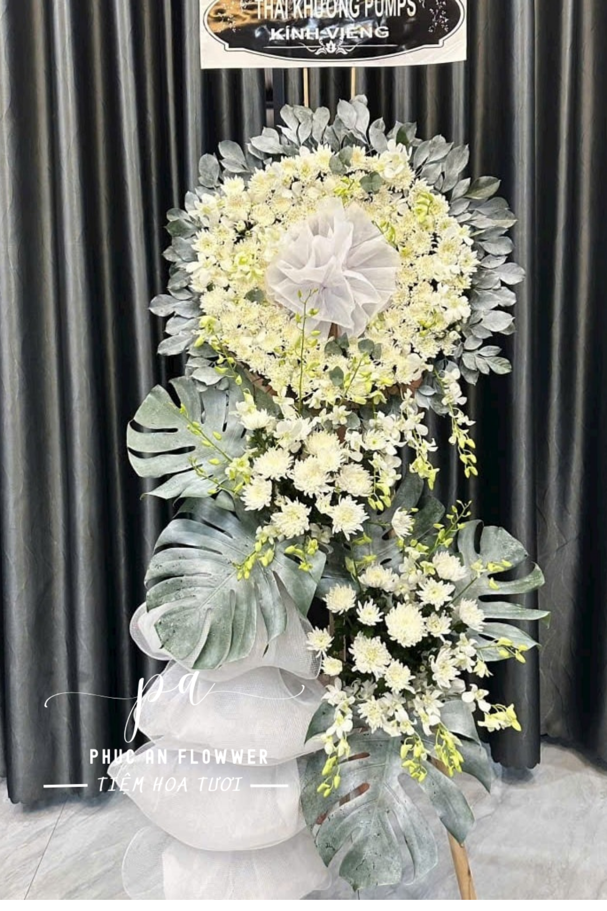 Vòng hoa chia buồn trắng cao cấp, hoa cúc trắng lan trắng thiết kế vòng tròn trang nghiêm, kệ hoa viếng tang lễ sang trọng ý nghĩa sâu sắc