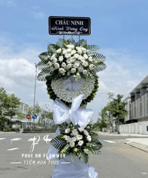 Kệ hoa chia buồn trắng xanh trang nghiêm, vòng hoa viếng lan hồ điệp và cúc trắng cao cấp, kệ hoa tang lễ thiết kế hiện đại, hoa đám tang sang trọng và thành kính