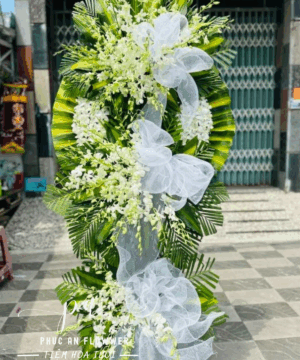 Kệ hoa chia buồn tông trắng lan và hoa phụ phối lá xanh bản lớn thiết kế dọc trang nghiêm