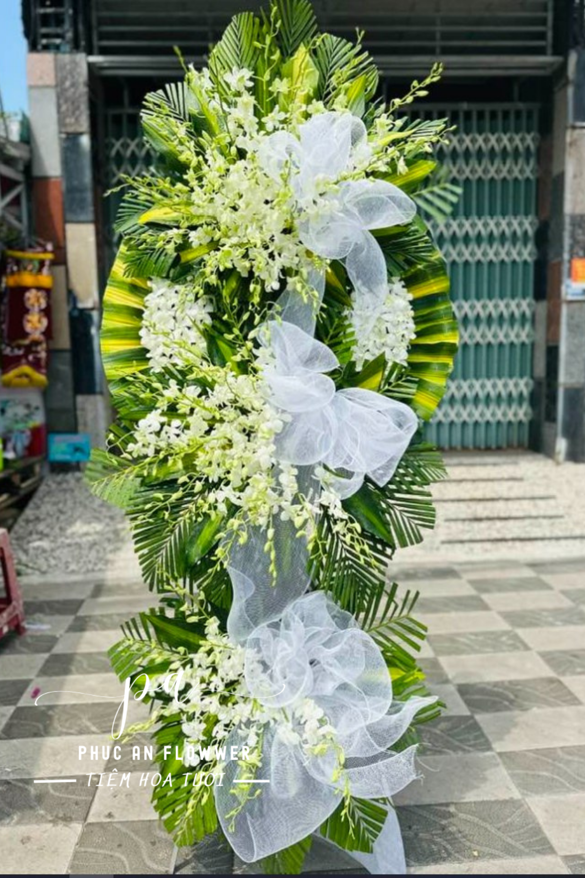 Kệ hoa chia buồn tông trắng lan và hoa phụ phối lá xanh bản lớn thiết kế dọc trang nghiêm