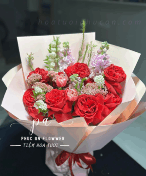 Bó hoa hồng đỏ phối hoa tím lãng mạn