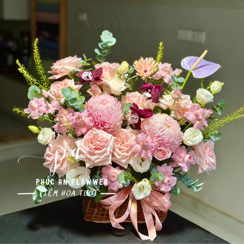Giỏ hoa hồng pastel phối lan tím và cúc hồng sang trọng