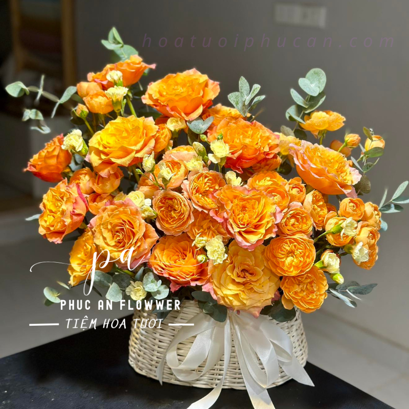 Giỏ hoa hồng cam phối lá bạc đẹp sang trọng